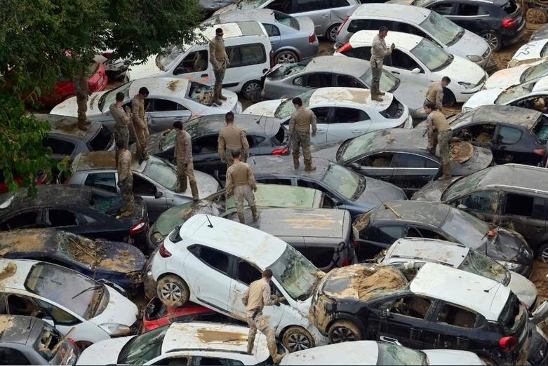 دیدنی های امروز؛ از تنش سیاسی- فوتبالی در هلند تا استقبال از پادشاه اردن در انگلیس عملیات آواربرداری خودروها و بقایای سیل از خیابان ها