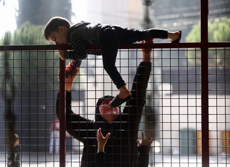 دیدنی های امروز؛ از تنش سیاسی- فوتبالی در هلند تا استقبال از پادشاه اردن در انگلیس مرکز اسکان آوارگان جنگ