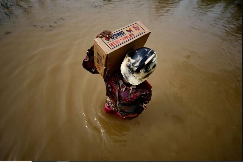 دیدنی های امروز؛ از تنش سیاسی- فوتبالی در هلند تا استقبال از پادشاه اردن در انگلیس حمل کارتن های حاوی وسایل زیستی و امدادی