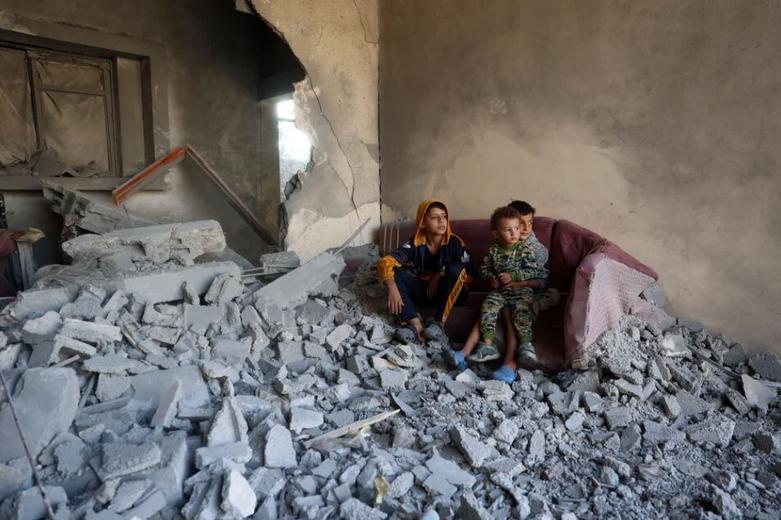 دیدنی های امروز؛ از تظاهرات ضد ترامپ در آمریکا تا اعتراضات ضد نتانیاهو در اسرائیل خانه ای بمباران شده در اردوگاه نصیرات