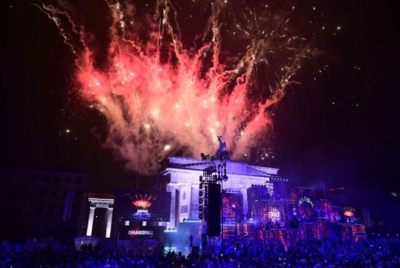 آتش بازی در مراسم سی و پنجمین سالگرد فروریختن دیوار برلین