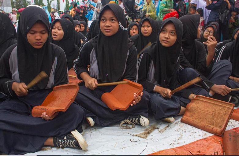 دانش آموزان اندونزیایی در حال نواختن موسیقی سنتی