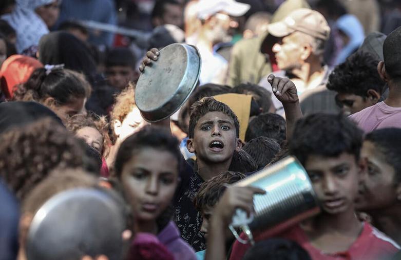 صف توزیع غذا در مرکز نوار غزه