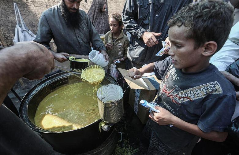 صف توزیع غذا در مرکز نوار غزه