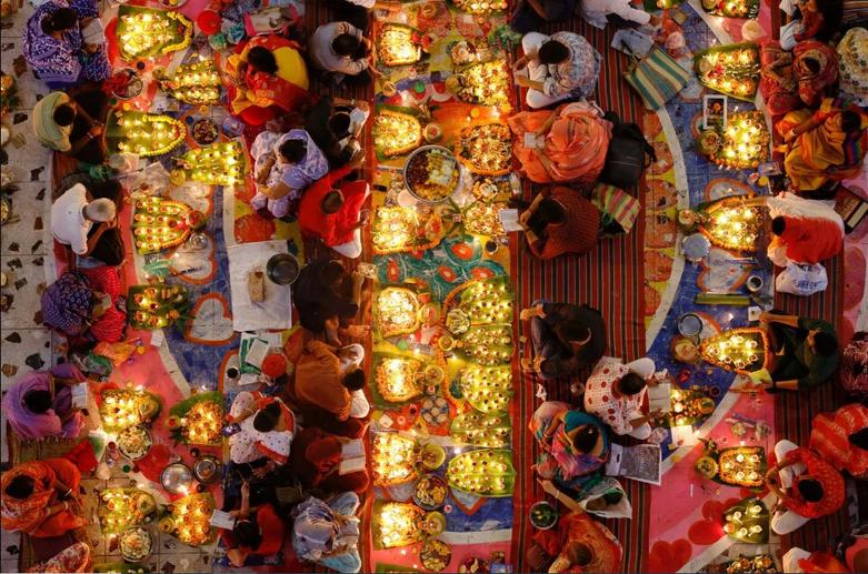 هندویان بنگلادش در جشن آیینی "راخر آپوباش" در معبدی در داکا