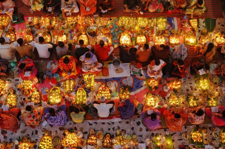 هندویان بنگلادش در جشن آیینی "راخر آپوباش" در معبدی در داکا