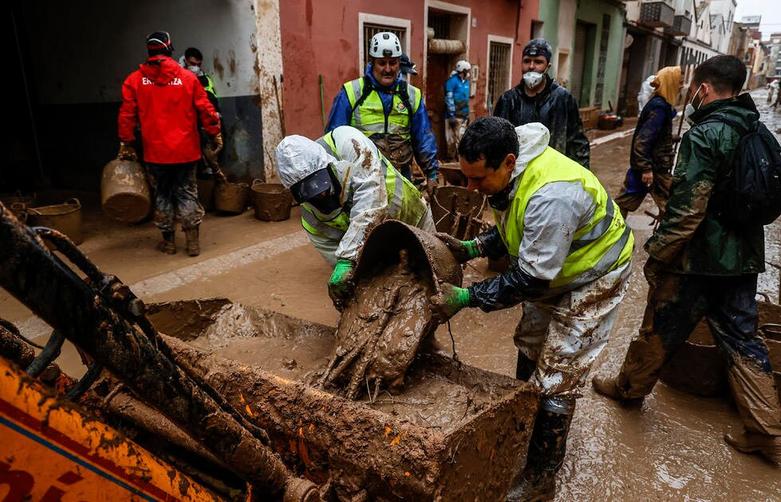 دیدنی های امروز؛ از جنگ غزه و لبنان تا جنگ اوکراین جمع آوری گل و لای سیل از خیابان های شهر والنسیا