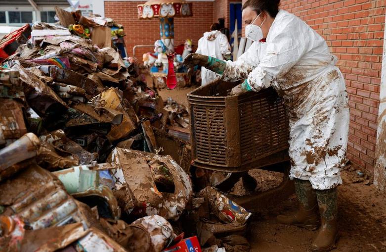 دیدنی های امروز؛ از جنگ غزه و لبنان تا جنگ اوکراین جمع آوری گل و لای سیل از خیابان های شهر والنسیا