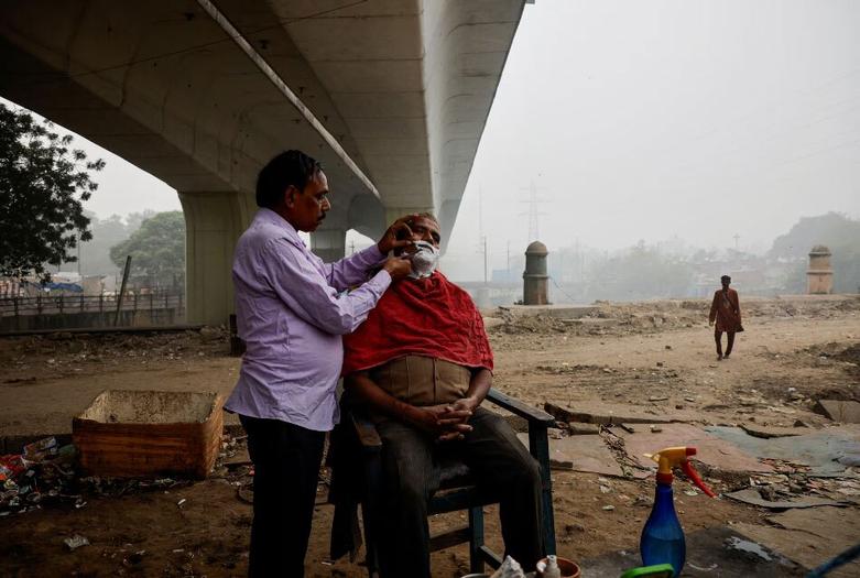 دیدنی های امروز؛ از جنگ غزه و لبنان تا جنگ اوکراین پیرایشگر خیابانی در شهر دهلی هند