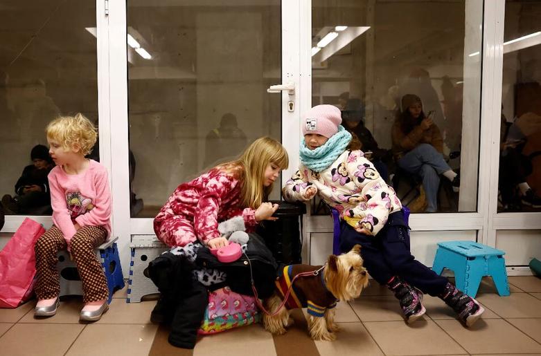 دیدنی های امروز؛ از جنگ غزه و لبنان تا جنگ اوکراین پناه گرفتن مردم در ایستگاه های مترو پایتخت اوکراین