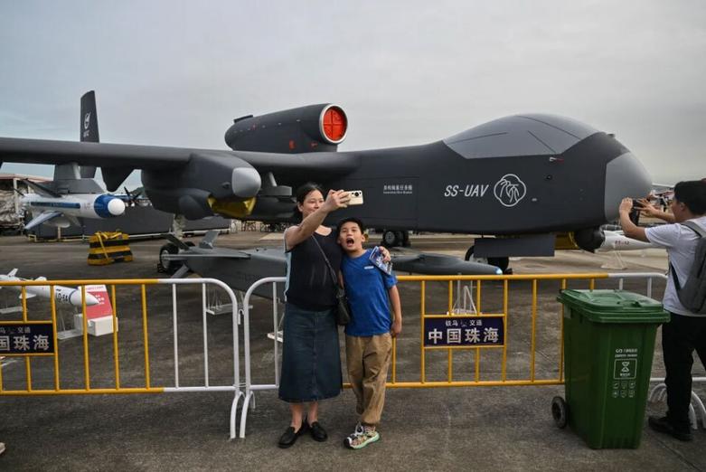 دیدنی های امروز؛ از مهمانی ترامپ تا جشن تولد بنیانگذار آیین "سیک" نمایشگاه هوایی چین