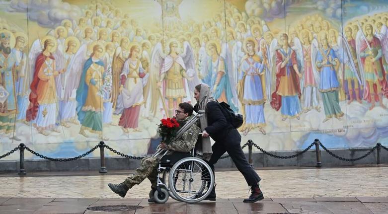 دیدنی های امروز؛ از مهمانی ترامپ تا جشن تولد بنیانگذار آیین "سیک" شرکت در آیین تشییع نظامیان اوکراینی