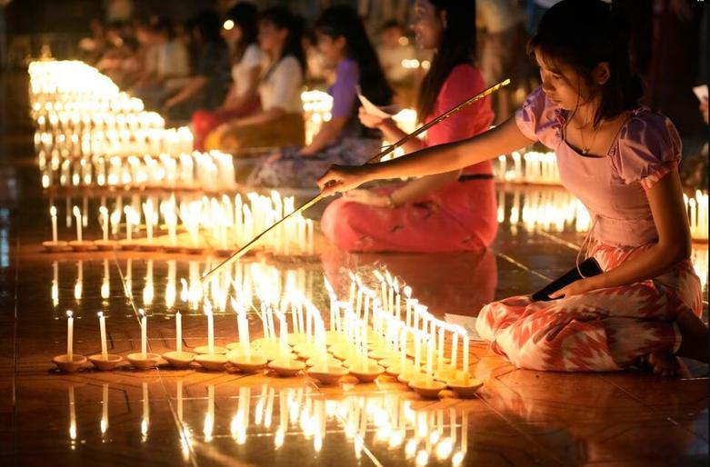 دیدنی های امروز؛ از مهمانی ترامپ تا جشن تولد بنیانگذار آیین "سیک" جشنواره روشنایی در معبد بودایی ها