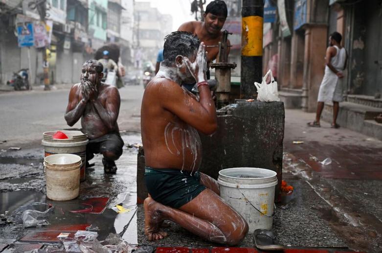 دیدنی های امروز؛ از مهمانی ترامپ تا جشن تولد بنیانگذار آیین "سیک" حمام کردن در خیابان در پایتخت هند