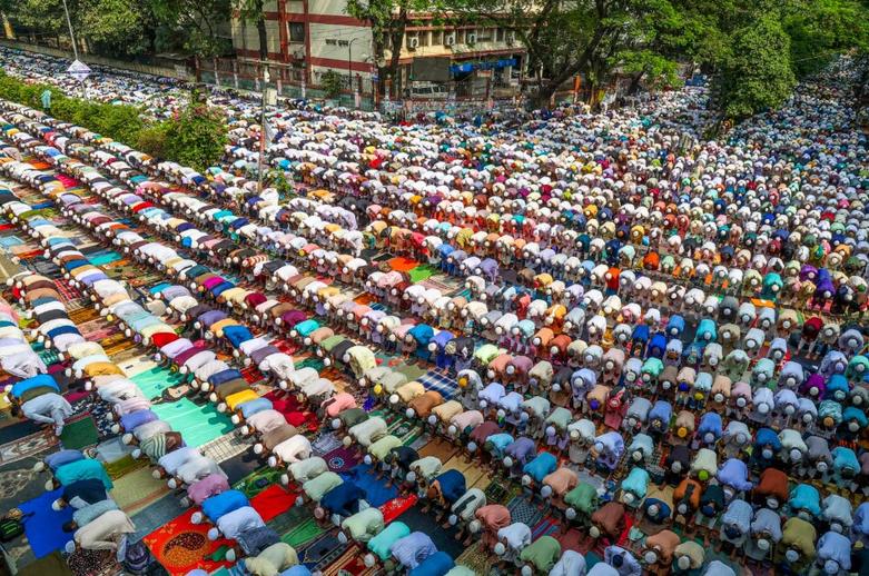 دیدنی های امروز؛ از مهمانی ترامپ تا جشن تولد بنیانگذار آیین "سیک" نماز جمعه در پایتخت بنگلادش