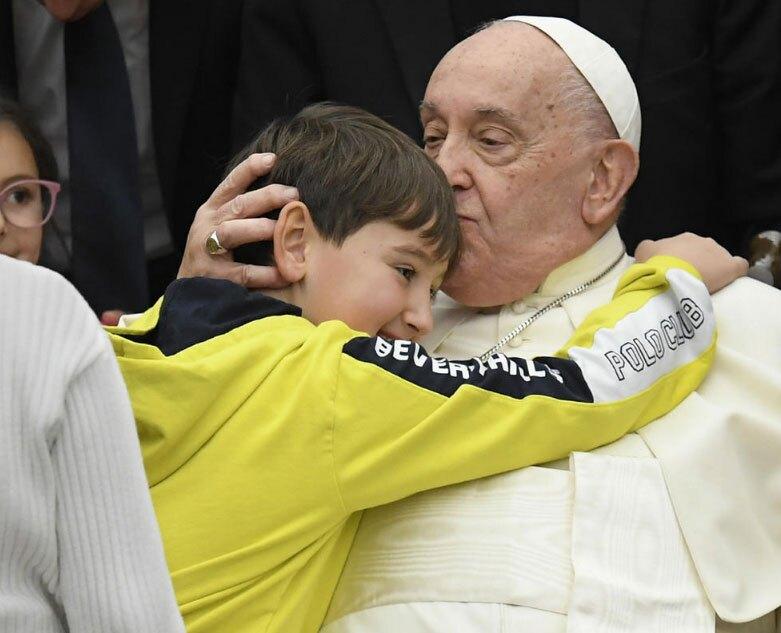 پاپ فرانسیس در حین مراسم صرف ناهار با فقرا 