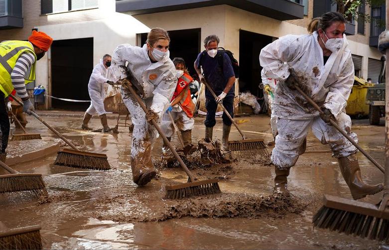 ادامه عملیات پاکسازی گل و لای 