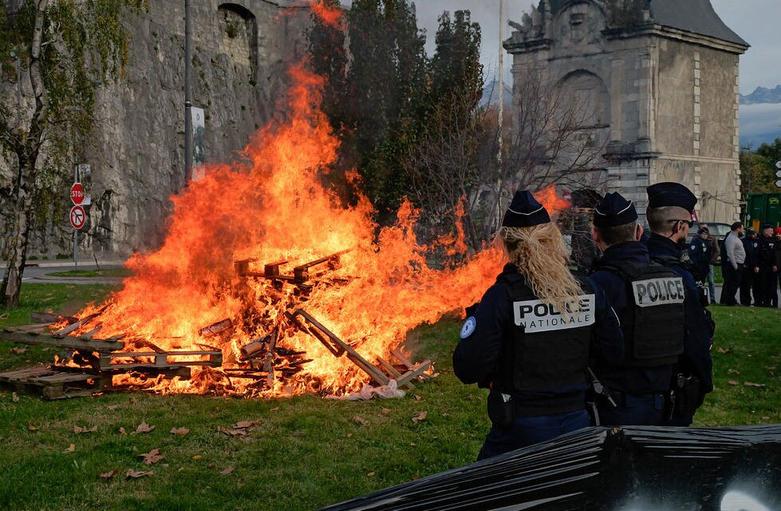 اعتراضات اتحادیه کشاورزان فرانسوی به توافقنامه واردات محصولات کشاورزی