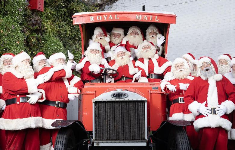 مردان انگلیسی در آموزش سالانه مدرسه بابانوئل