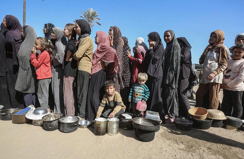 صف توزیع غذا در "دیرالبلح" 