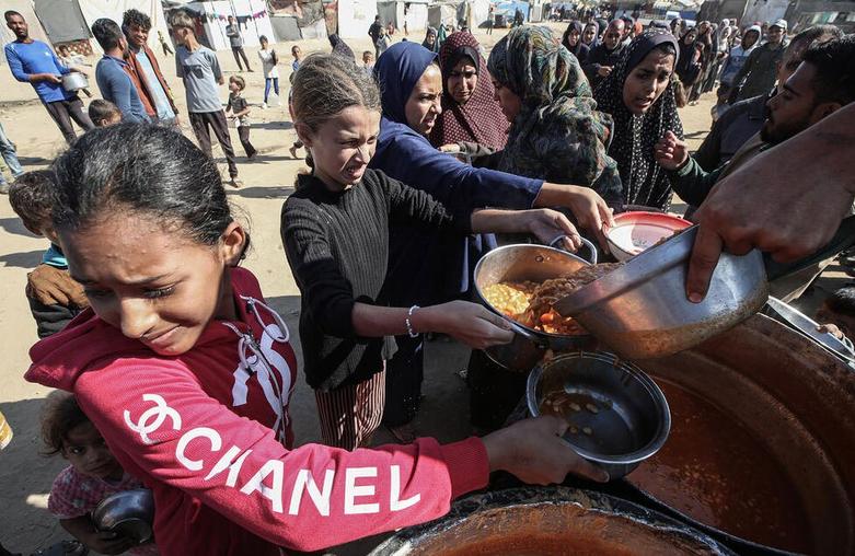 صف توزیع غذا در "دیرالبلح" 