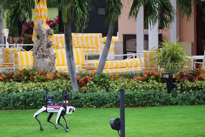 گشت زنی یک سگ رُباتیک در محوطه عمارت ترامپ