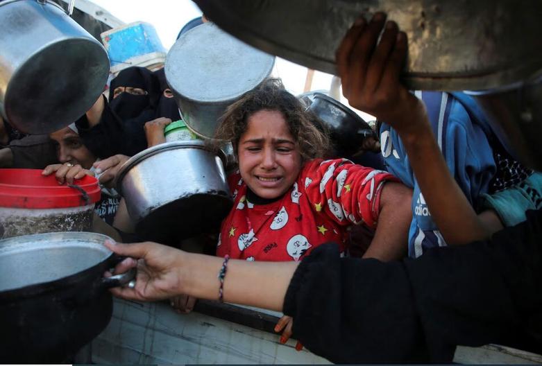 دیدنی های امروز؛ از اعتراضات کشاورزان فرانسوی و انگلیسی تا نشست جی 20 صف توزیع غذا در شهر خان یونس