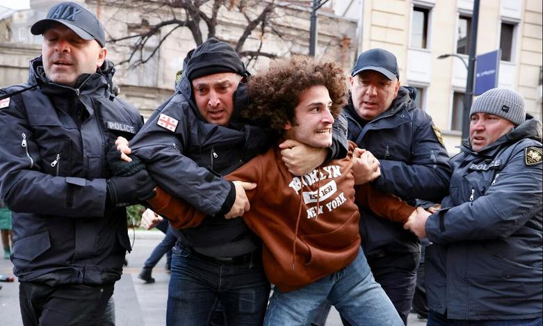 دیدنی های امروز؛ از اعتراضات کشاورزان فرانسوی و انگلیسی تا نشست جی 20 اعتراضات حامیان احزب مخالف به نتایج انتخابات