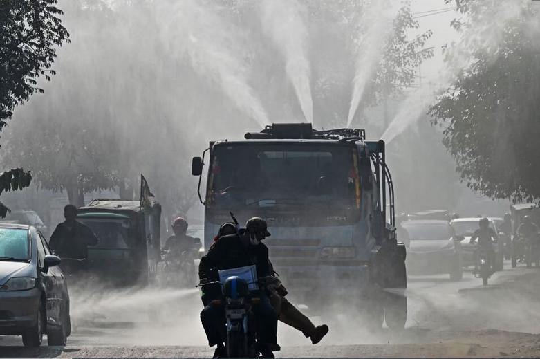 دیدنی های امروز؛ از اعتراضات کشاورزان فرانسوی و انگلیسی تا نشست جی 20 استفاده از ماشین آبپاش برای کاهش آلودگی هوا