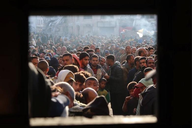 دیدنی های امروز؛ از پرتاب ناموفق موشک استارشیپ تا وضعیت غزه صف پرازدحام مقابل یک نانوایی در شهر خان یونس