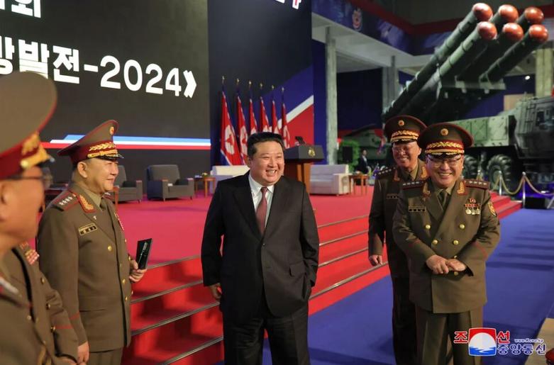 بازدید رهبر کره شمالی از یک نمایشگاه دفاعی