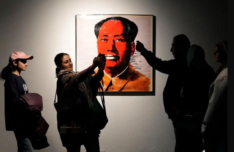 سلفی گرفتن در مقابل تابلوی مائو