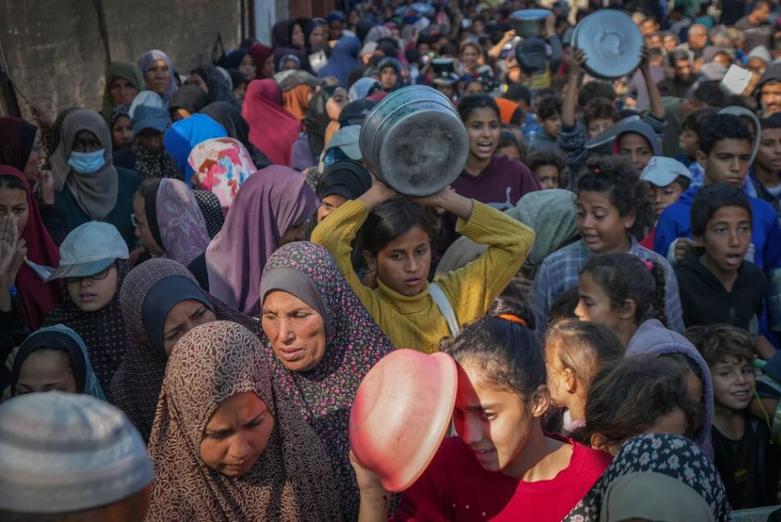 دیدنی های امروز؛ از پیروزی حزب حاکم هند تا واکنش ها به حکم بازداشت نتانیاهو صف توزیع غذا در منطقه دیرالبلح