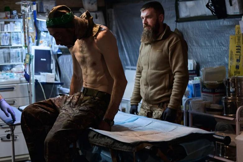 دیدنی های امروز؛ از پیروزی حزب حاکم هند تا واکنش ها به حکم بازداشت نتانیاهو مداوای یک نیروی زخمی ارتش اوکراین