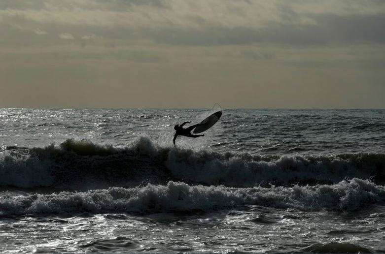 دیدنی های امروز؛ از پیروزی حزب حاکم هند تا واکنش ها به حکم بازداشت نتانیاهو موج سواری در سواحل ایتالیا