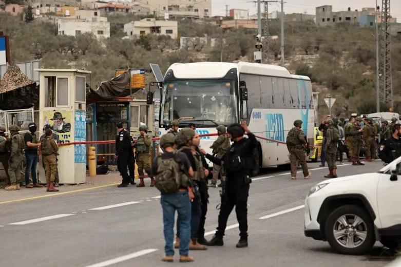 حمله به اتوبوس اسرائیلی ها در نزدیکی شهرک اسرائیلی