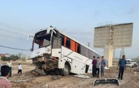 برخورد اتوبوس با موانع اطراف جاده