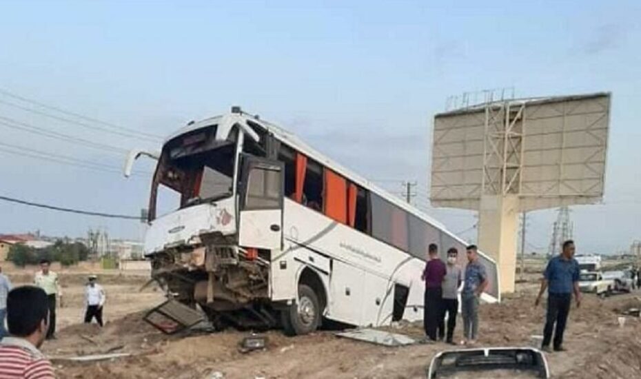 برخورد اتوبوس با موانع اطراف جاده