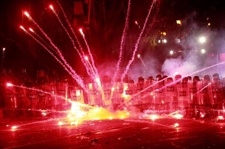 اعتراضات و ناآرامی های داخلی علیه تعلیق روند مذاکرات پیوستن گرجستان