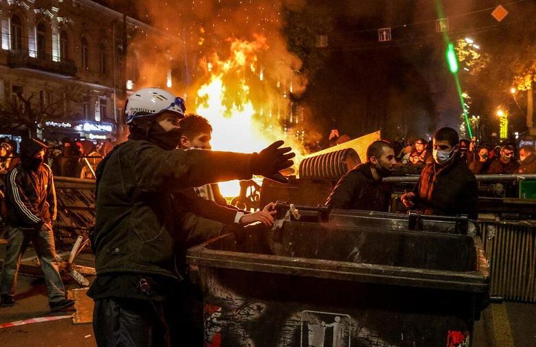 اعتراضات و ناآرامی های داخلی علیه تعلیق روند مذاکرات پیوستن گرجستان