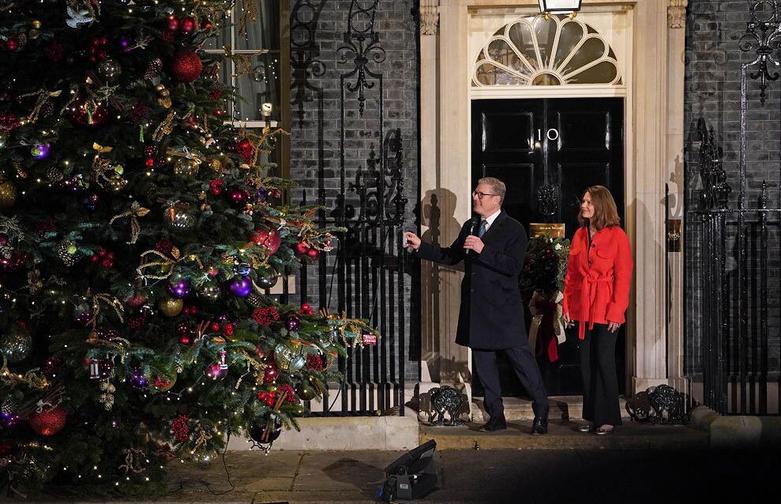 نصب درخت کریسمس در مقر نخست وزیری انگلیس 