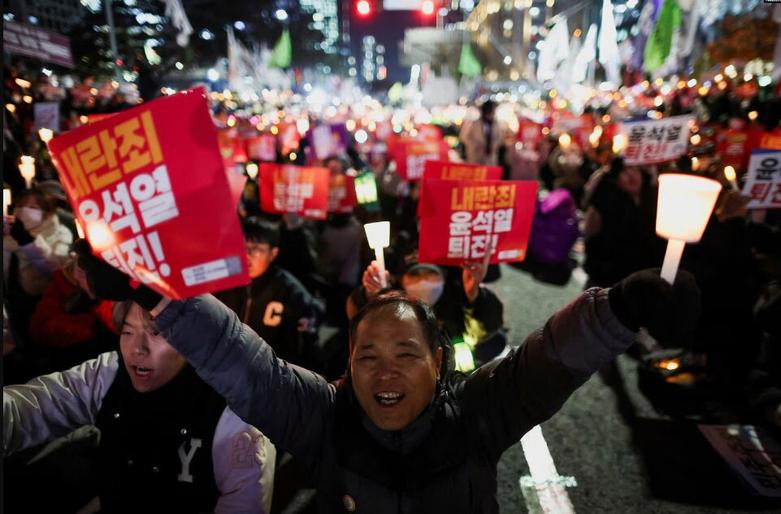 تظاهرات مخالفان حکومت در مقابل ساختمان پارلمان کره جنوبی