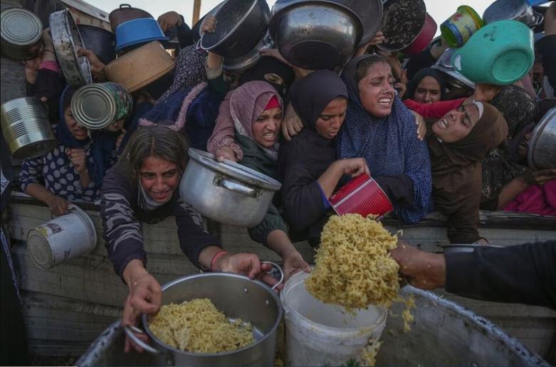 توزیع غذا میان آوارگان جنگ در شهر خان یونس