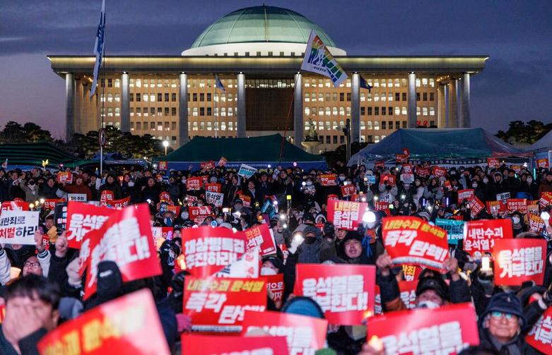 تجمع اعتراضی مخالفان حکومت کره جنوبی در مقابل پارلمان