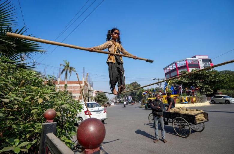 نمایش بندبازی یک دختر نوجوان در اوتارپرادش