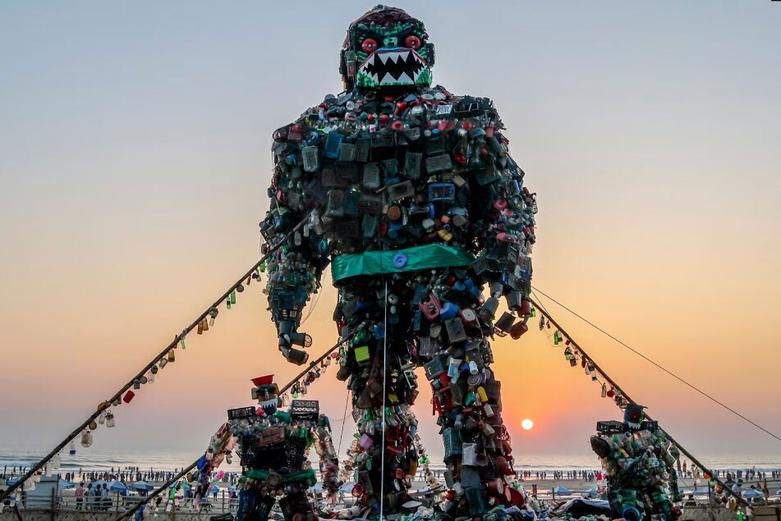 ساخت سازه "غول ربات" با زباله های پلاستیکی 