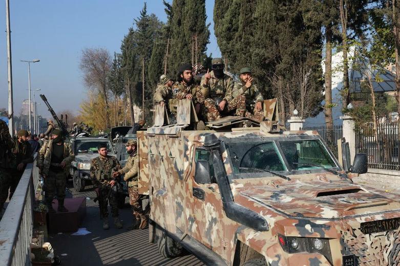 پرچم داعش روی بازوی شورشیان