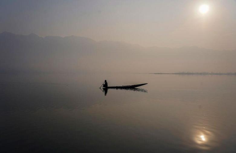 قایقرانی در دریاچه "دال" کشمیر