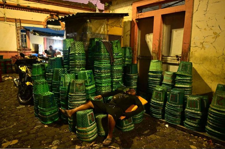 یک کارگر پس از کار تمام وقت شبانه در بازار عمده فروشی " ورو پِسو" 