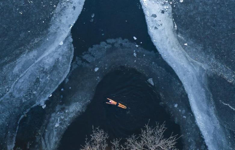 آب تنی در دریاچه ای یخزده در "شنیانگ"